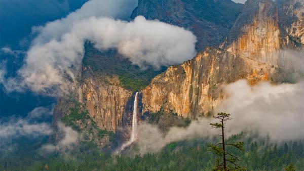 Bridalveil Fall, Yosemite National Park, California (© Jeff Foott/Minden