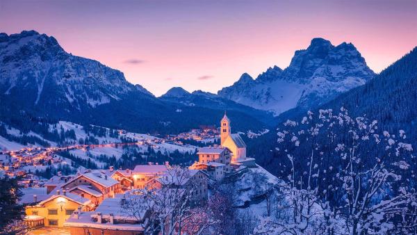 Colle Santa Lucia in the Dolomites, Italy (© mauritius images GmbH/Alamy)