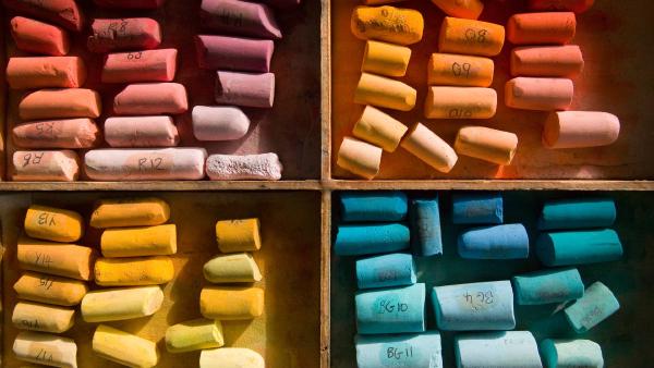 Colorful pastel chalk (© Stephen Shepherd/plainpicture)