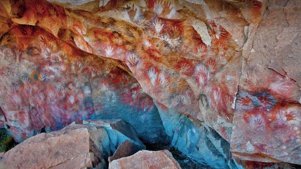 Cueva de las Manos (Cave of the Hands) in Santa Cruz, Argentina (© Adwo/Alamy)