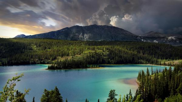 Emerald Lake, South Klondike Highway, Yukon, Canada (© artherng/Getty Images)