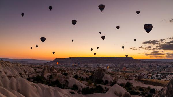 Hot air balloons in Cappadocia, Türkiye (© Anton Petrus/Getty Images)