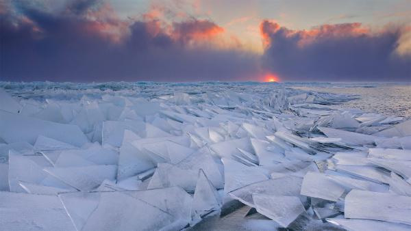 Hummock ice on Lake Peipus in Estonia (© Sven Zacek/Minden Pictures)