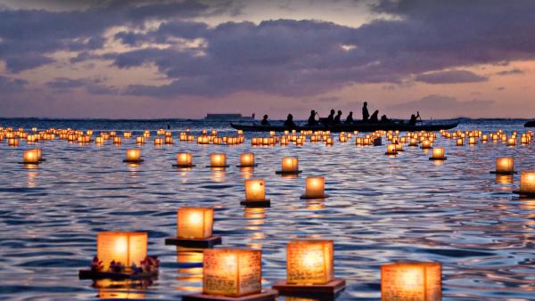 Lantern floating ceremony, Ala Moana Beach Park, Honolulu, Hawaii (© Naomi Hayes