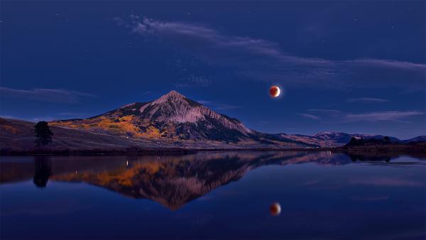 Lunar eclipse above Mount Crested Butte, Colorado (© Mengzhonghua