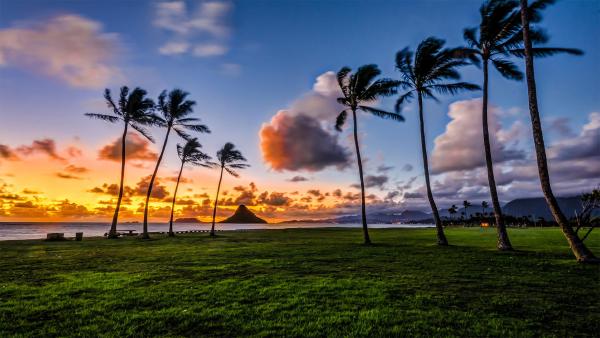 Mokoli'I Island in Kaneohe Bay, seen from Kualoa Regional Park, Oahu, Hawaii (©