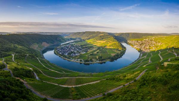Moselle River loop, Kröv, Germany (© Jorg Greuel/Getty Images)