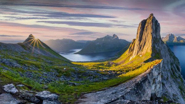 Mount Segla, Senja Island, Troms og Finnmark, Norway (© imageBROKER/Moritz