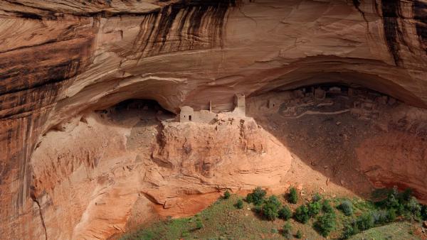 Mummy Cave ruins, Canyon de Chelly National Monument, Arizona (© Cindy Miller