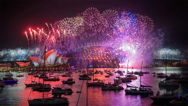 New Year's Eve fireworks, Sydney Harbour Bridge, Australia (© Wendell