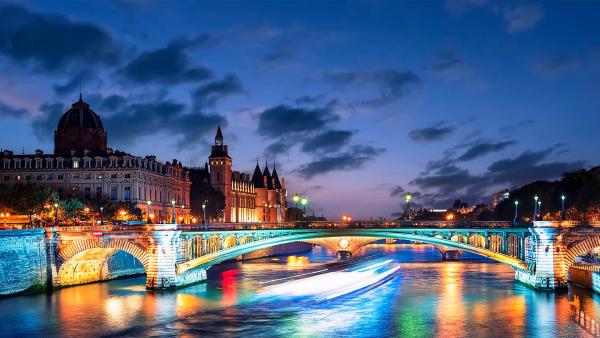 Pont d’Arcole on the Seine river, Paris, France (© StockByM/Getty Images)