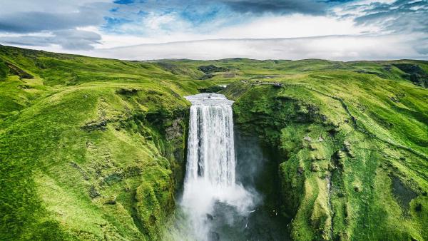 Skógafoss waterfall, Iceland (© Maridav/Shutterstock)