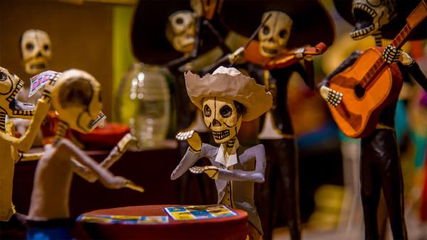Skeleton figures (calacas) dressed up for Día de los Muertos celebrations in