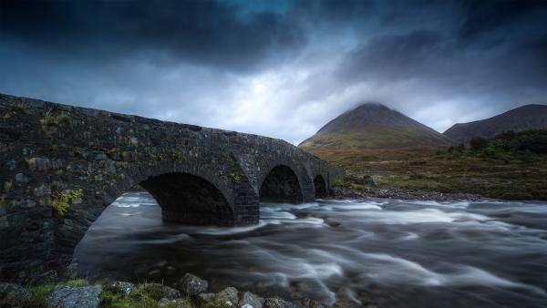 Sligachan Old Bridge, Isle of Skye, Scotland (© Aliaume Chapelle/Tandem Stills +