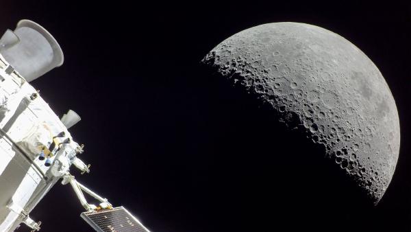 The moon seen from the Orion spacecraft of NASA's Artemis mission (© NASA)