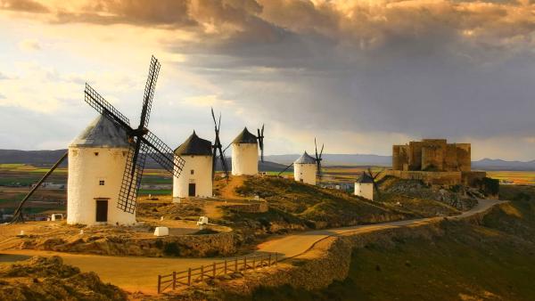 Windmills in Castilla-La Mancha, Spain (© Getty Images)