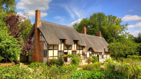 Anne Hathaway’s cottage and garden, Stratford-upon-Avon, England (© David Steele/Shutterstock)