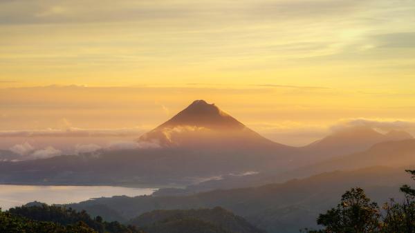 Arenal Volcano seen from Monteverde, Costa Rica (© Lukas Bischoff/Getty Images)