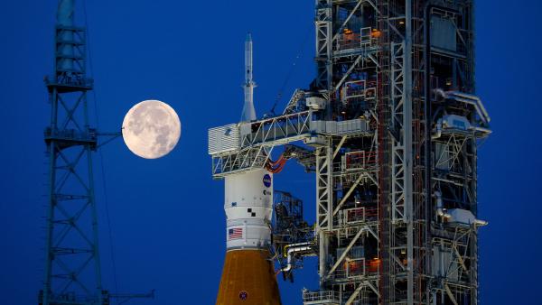 Artemis I moon rocket at Launch Complex 39B, Kennedy Space Center, Florida, June 15, 2022 (© EVA MARIE UZCATEGUI/Getty Images)