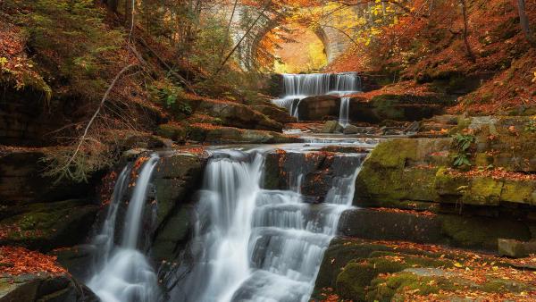 Autumn waterfalls near Sitovo, Plovdiv Province, Bulgaria (© Nadya85/Getty Images)