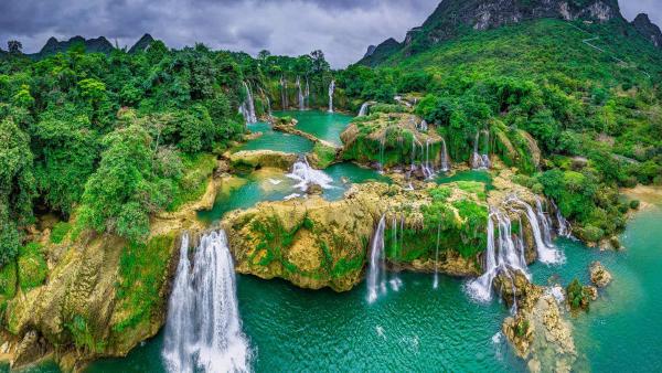 Bản Giốc–Detian Falls on the Quây Sơn River, Vietnam (© Shane P. White/Minden