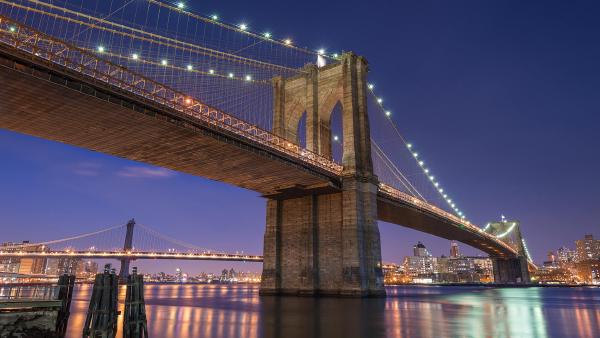 Brooklyn Bridge, New York City (© shayes17/Getty Images)