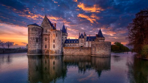 Château de Sully-sur-Loire, Center-Val de Loire, France (© StockPhotoAstur/Shutterstock)