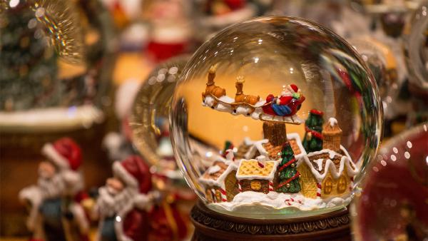 Christmas market scene in Germany (© Cyril Gosselin/Getty Images)