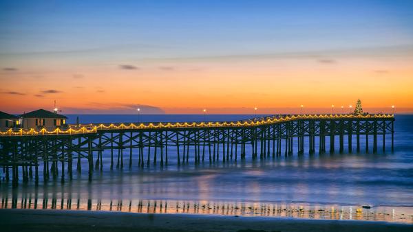 Christmas tree at Crystal Pier, Pacific Beach, San Diego, California (©