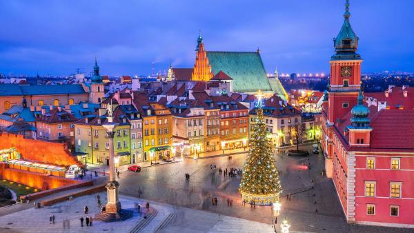 Christmas tree in Castle Square, Old Town, Warsaw, Poland (© Panther Media