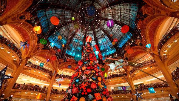 Christmas tree of the Galeries Lafayette in Paris, France (© Geoffroy Van der