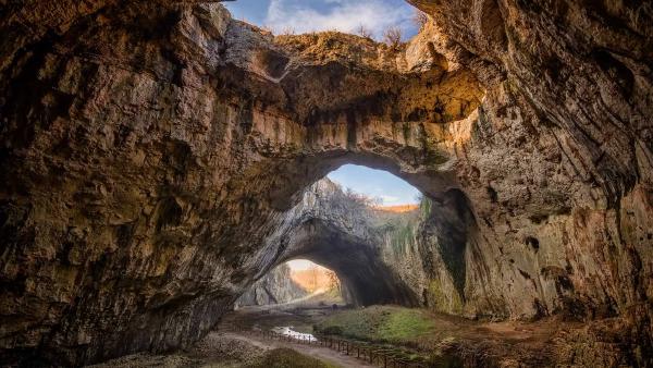 Devetashka Cave, Devetaki, Bulgaria (© Jasmine_K/Shutterstock)