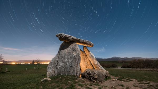 Dolmen of Sorginetxe, Basque Country, Álava, Spain (© David Herraez Calzada/plainpicture)