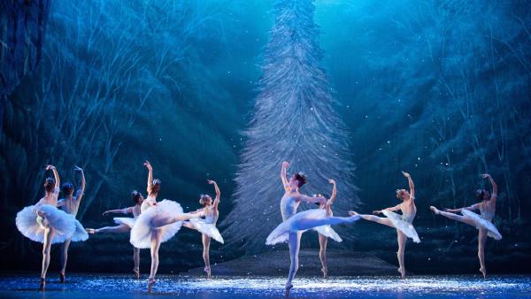 English National Ballet performing 'The Nutcracker' (© Caroline Holden/Alamy)