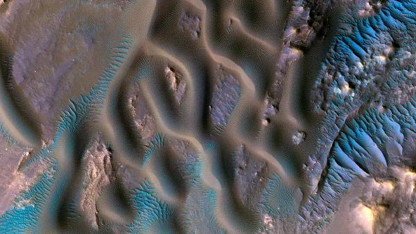 Gamboa Crater, Mars (© NASA/JPL-Caltech/University of Arizona)