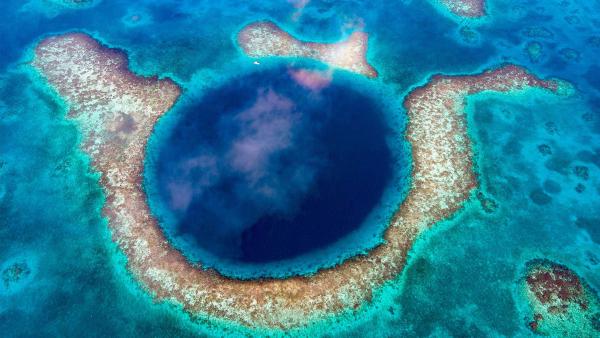 Great Blue Hole, Belize (© JamiesOnAMission/Shutterstock)