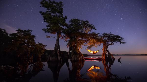 Hammock camping on a lake in Central Florida (© Mac Stone/Tandem Stills +