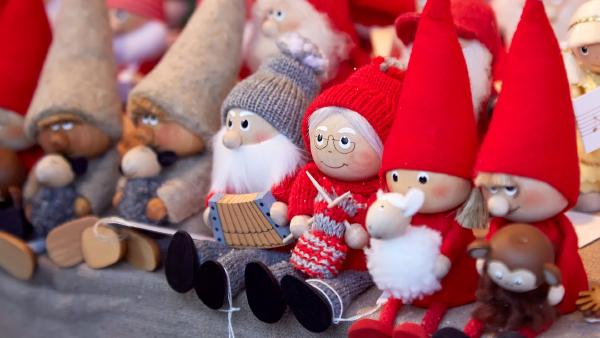 Handmade gnomes at a Christmas market (© Veronika Seppanen/Shutterstock)