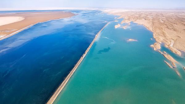 Highway through Xitai Jinaier Lake, Qinghai Province, China (© Kaicheng Xu/Getty Images)