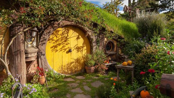 Hobbit house at Hobbiton Movie Set, Matamata, New Zealand (© djr-photography/Shutterstock)