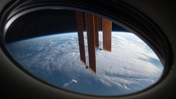 ISS main solar arrays seen from SpaceX Crew Dragon Endeavour (© NASA) ISS main solar arrays seen from SpaceX Crew Dragon Endeavour (© NASA)