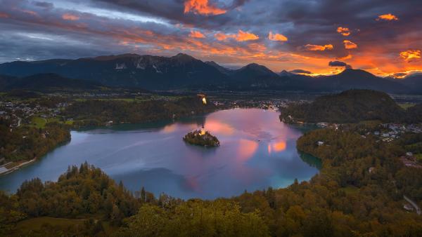 Lake Bled at sunrise, Slovenia (© Rasica/Getty Images)