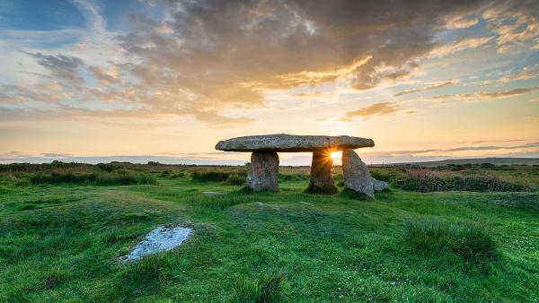 Lanyon Quoit, a Neolithic dolmen in Cornwall, England (© Helen Hotson/Alamy)