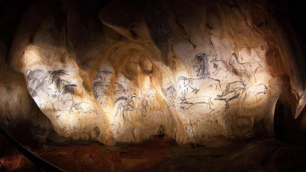 Life-size replica of Chauvet  cave art in Vallon-Pont-d’Arc, France (© Audrey Poree/Alamy)