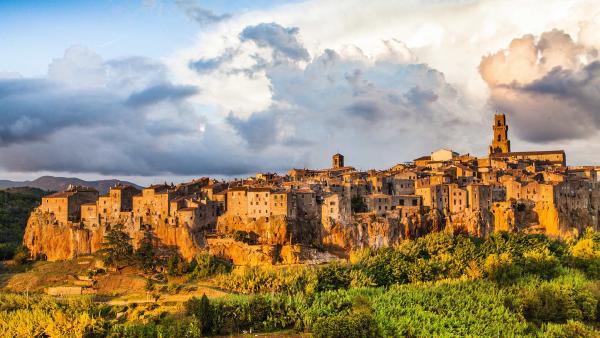 Medieval town of Pitigliano, Tuscany, Italy (© bluejayphoto/Getty Images Plus)