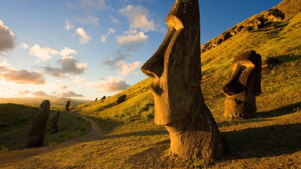 Moai statue quarry, Rano Raraku, Easter Island, Chile (© Gavin Hellier/Alamy)