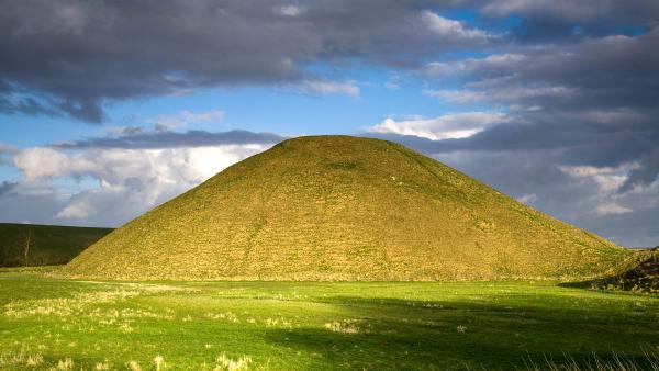 Neolithic site of Silbury Hill, Tilshead, Wiltshire, England (© dbstockphoto/Getty Images) Neolithic site of Silbury Hill, Tilshead, Wiltshire, England (© dbstockphoto/Getty Images)