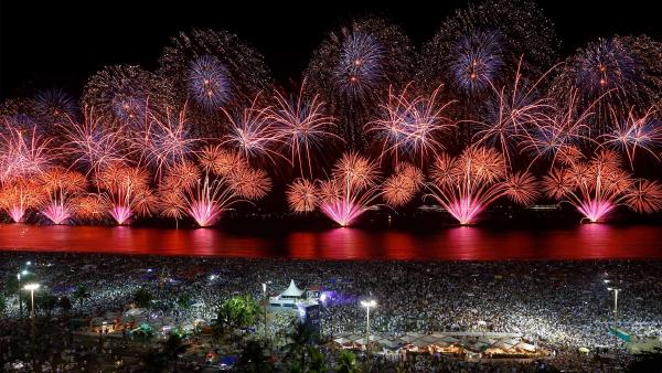 New Year's Eve fireworks over Copacabana Beach, Rio de Janeiro, Brazil (© Wagner