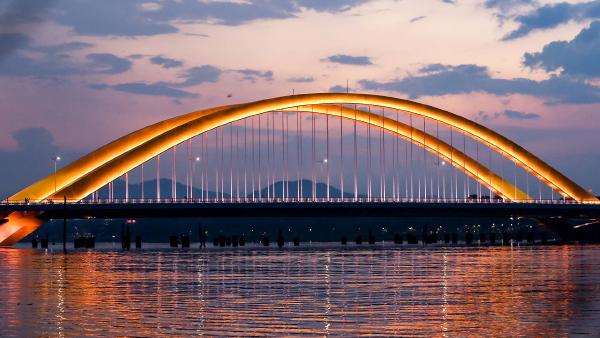 Nguyen Hoang Bridge over the Perfume River, Hue, Vietnam (© VU PHAM VAN/Getty Images)