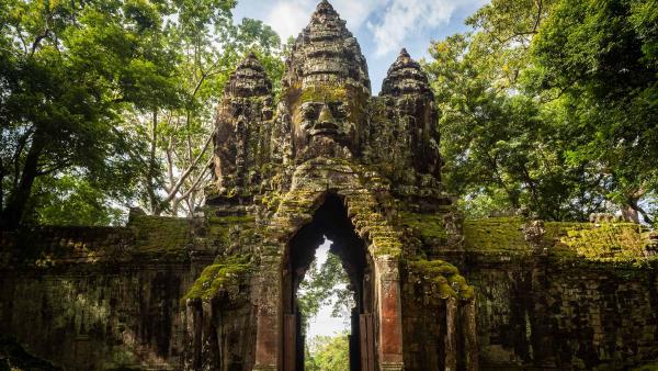 North Gate of Angkor Thom, Angkor Archaeological Park, Cambodia (© Amazing
